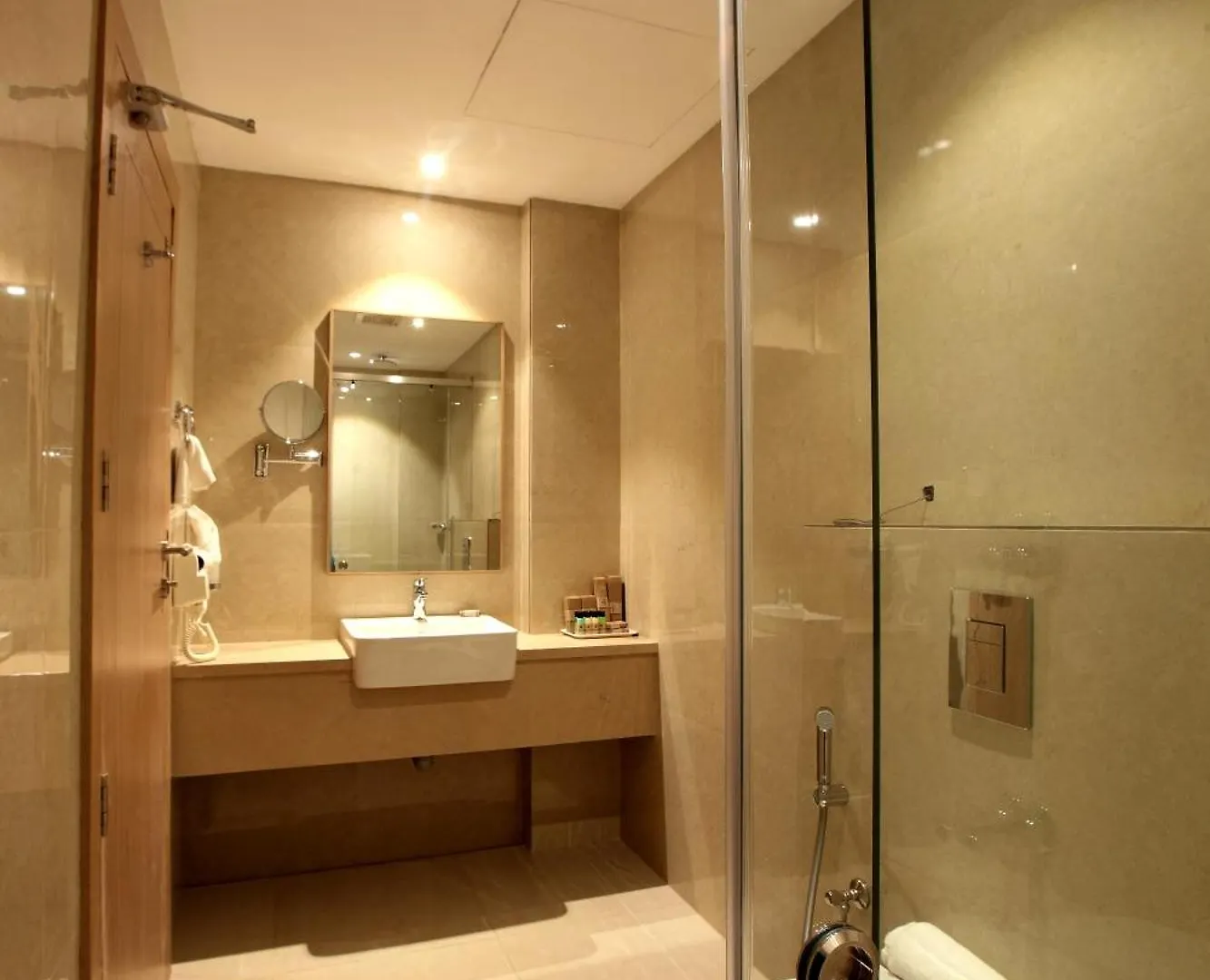 Hotel Raas Residency Kochi 4*,